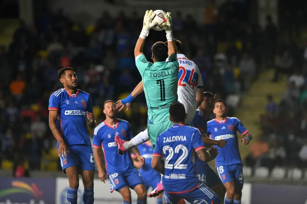 Emmanuel Ojeda pelea un puesto en la zona de volantes de la U. Foto: Alejandro Pizarro Ubilla/Photosport