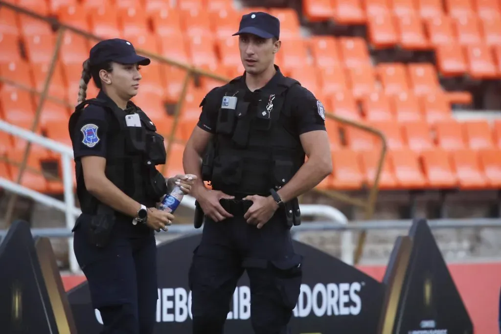 La policía local detuvo al hincha de Colo Colo en la previa del duelo en el Estadio Malvinas Argentinas. | Foto: Photosport.