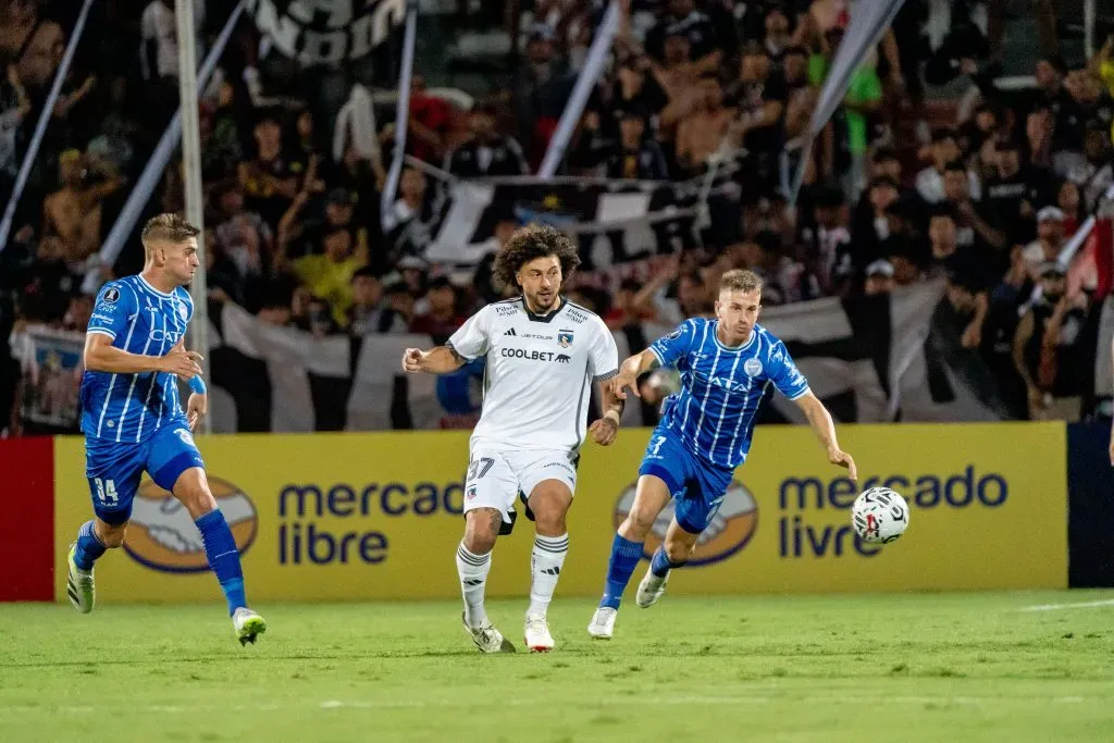 Tomás Badaloni y Juan Cejas intentan evitar la salida del Peluca Falcón. (Foto: Guille Salazar | RedGol).