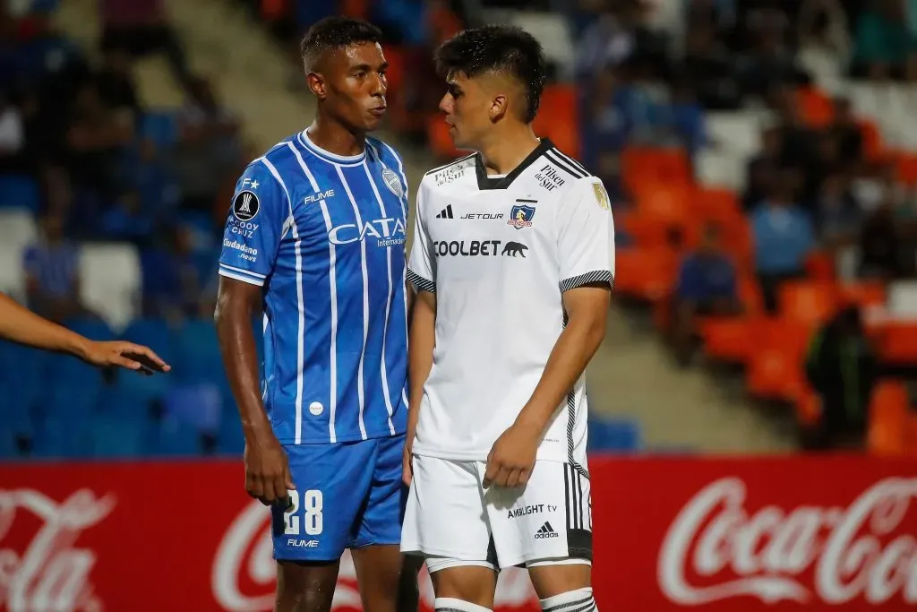 Marcos Montiel tuvo algún entredicho con Damián Pizarro en el partido entre Godoy Cruz y Colo Colo.  (Jonnathan Oyarzun/Photosport).