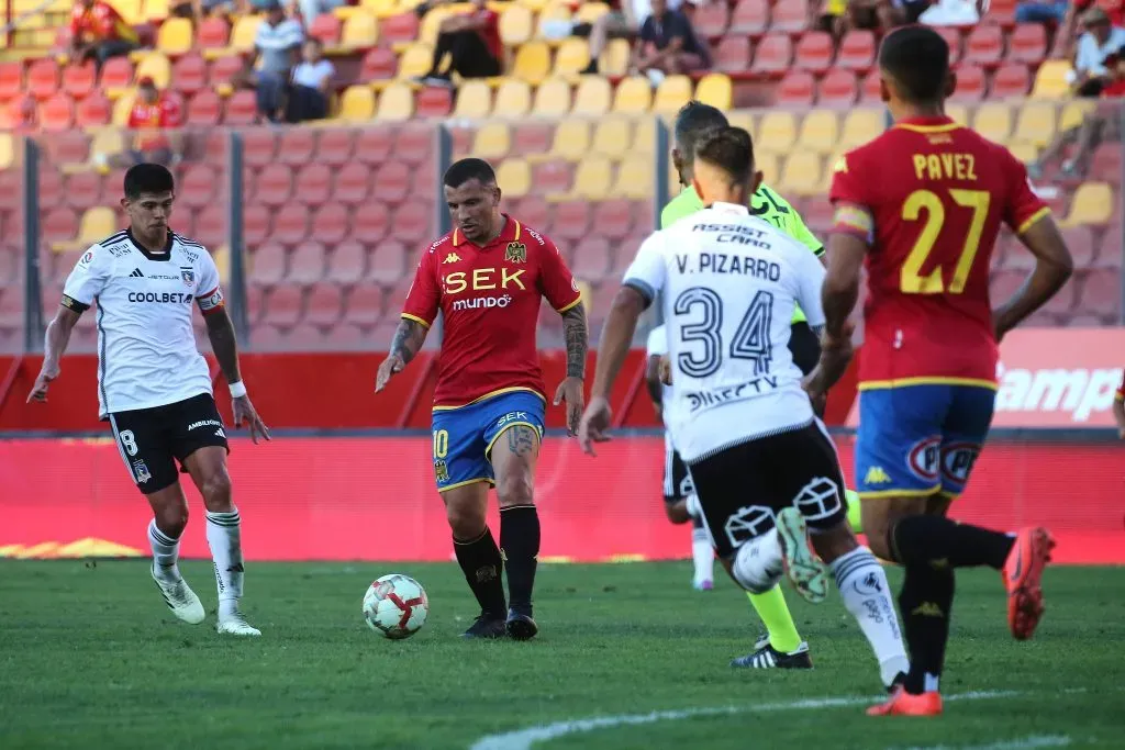 Emiliano Vecchio intenta recortar la diferencia entre Unión Española y Colo Colo. (Javier Salvo/Photosport).