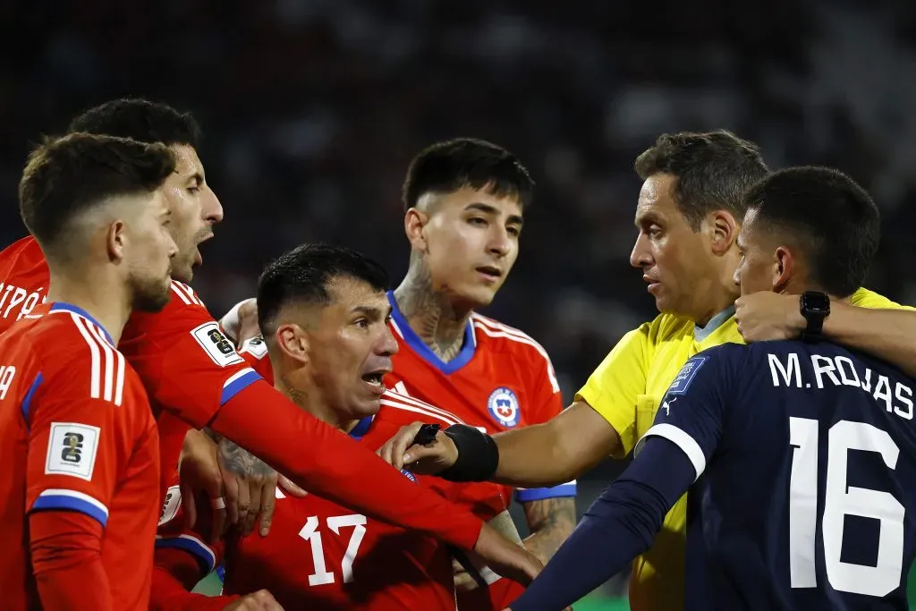 Gareca habló con Medel sobre su lugar en la Roja | Photosport