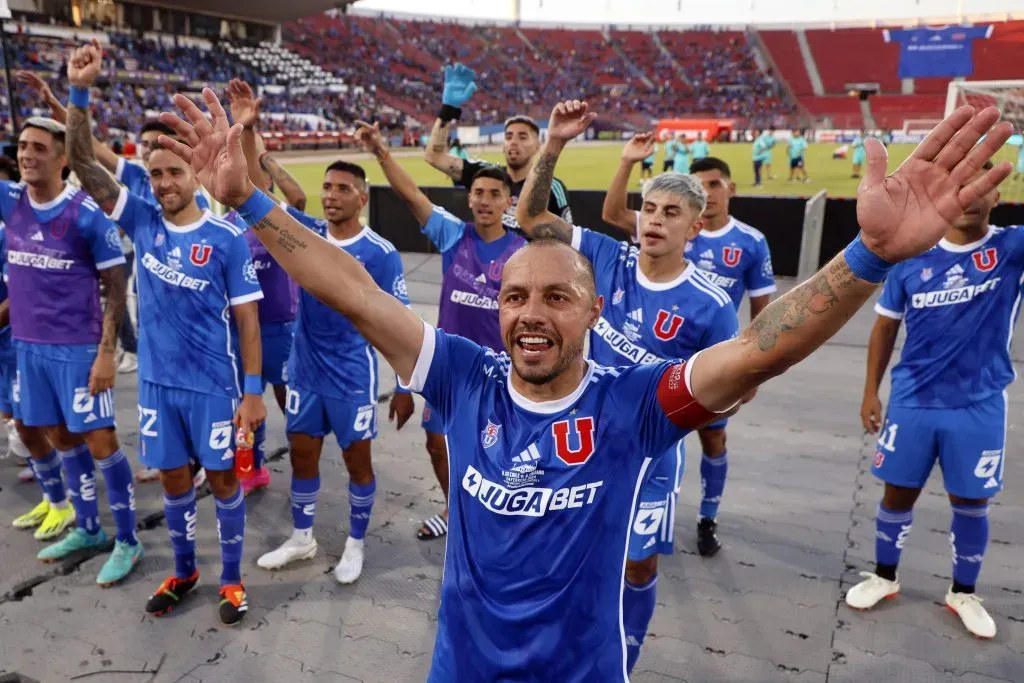 Universidad de Chile y sus compañeros celebran en el Estadio Nacional. Foto: Andres Pina/Photosport