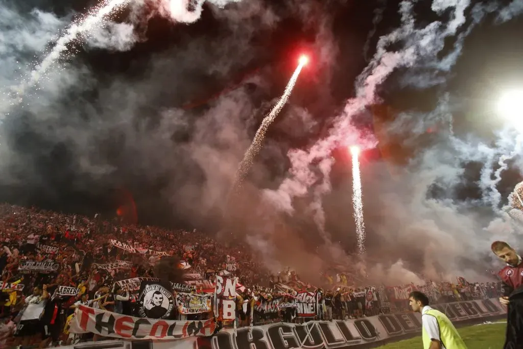 Los hinchas albos están en capilla por comportamiento. Foto: Jonnathan Oyarzun/Photosport