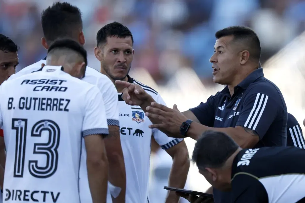 Jorge Almirón sufrió su primera derrota en la banca de Colo Colo tras mandar a un equipo suplente a la cancha. Foto: Photosport.