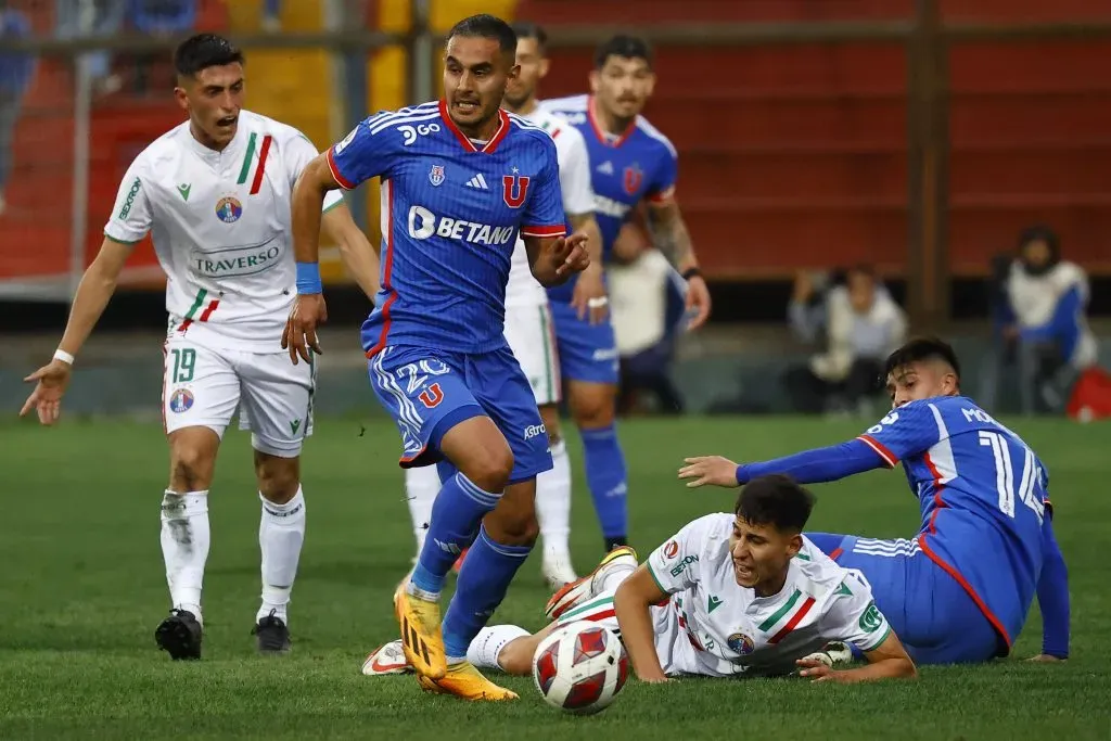 El volante está en un tratamiento para volver en la U. Foto: Marcelo Hernandez/Photosport