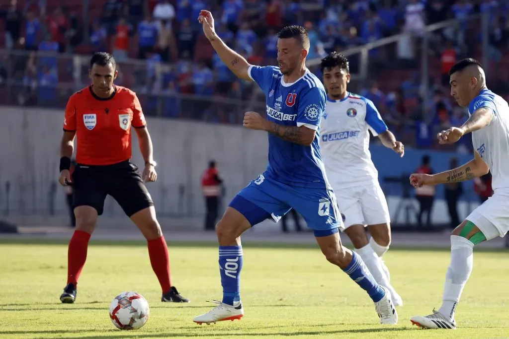 Luciano Pons no ha podido brillar con los azules. Foto: Andres Pina/Photosport