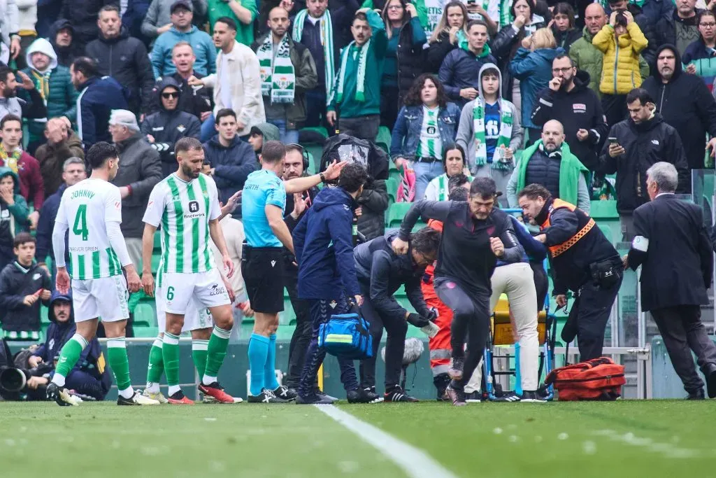 Guadalupe Porras debió ser atendida tras terminar noqueada por el choque con el camarógrafo. Foto: IMAGO.