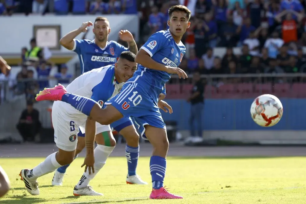 El volante está en duda para el duelo del lunes en Copiapó. Foto: Andres Pina/Photosport