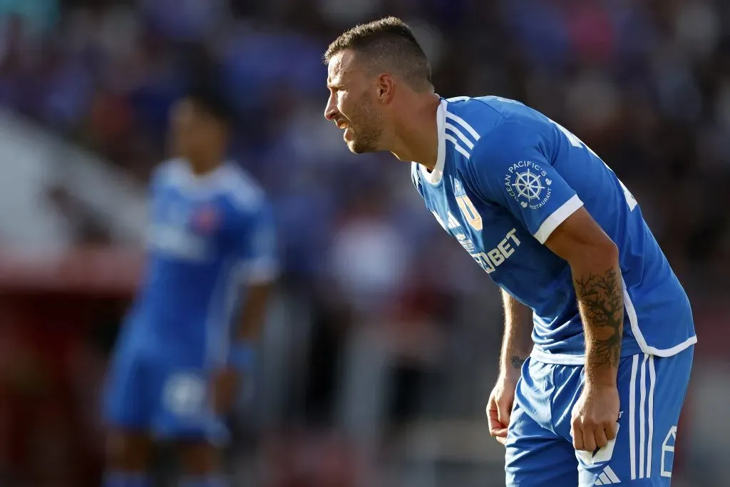 Luciano Pons complicó solo su aventura en la U en su primer partido oficial. Foto: Photosport.