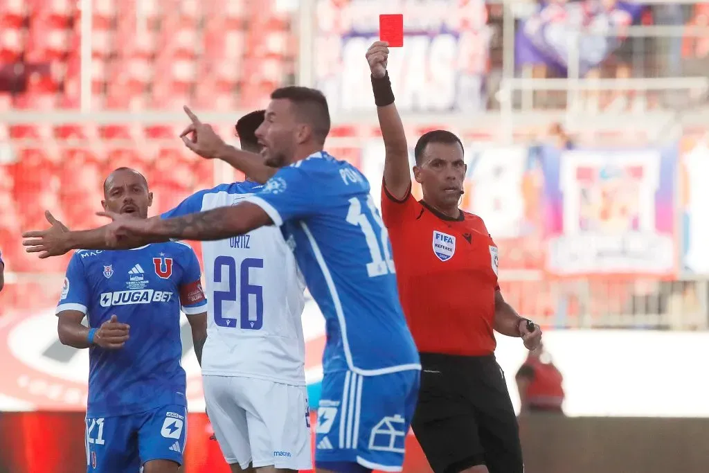 Luciano Pons recibió una fecha de castigo y jugará el Superclásico. Foto: Photosport.