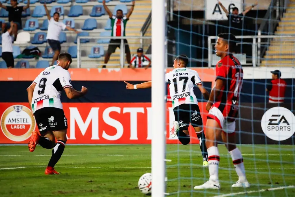 Iván Román celebra el histórico gol que anotó por Palestino. (Byron Perez /Photosport).