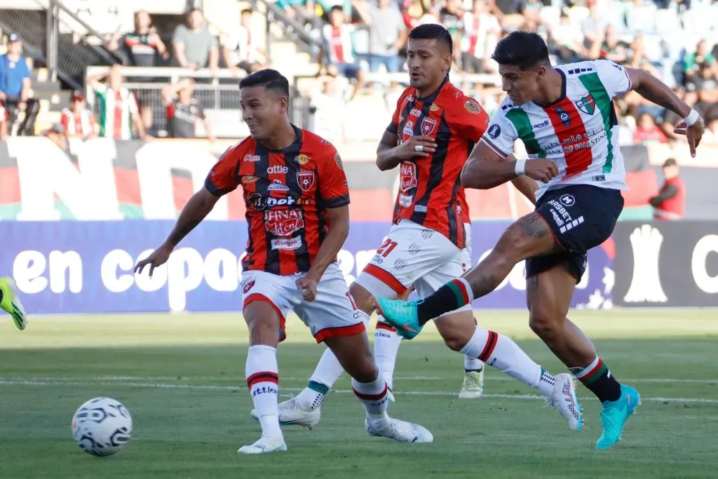 Con este remate, el paraguayo Junior Marabel anotó su primer gol en Palestino. (Byron Perez /Photosport).