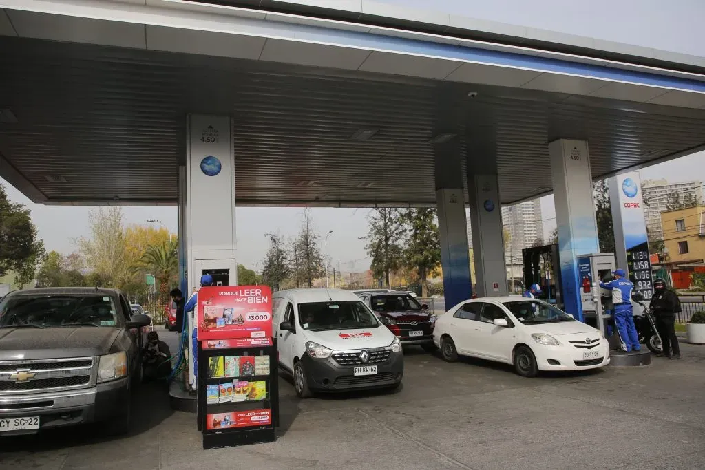 Sube el precio de la bencina (Aton Chile)