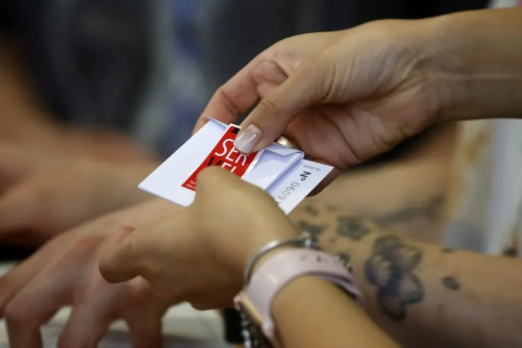 Santiago, 19 de diciembre de 2021.
Votaciones en la Escuela Básica Republica del Ecuador durante la segunda vuelta de las elecciones presidenciales 2021.
Jonnathan Oyarzun/Aton Chile