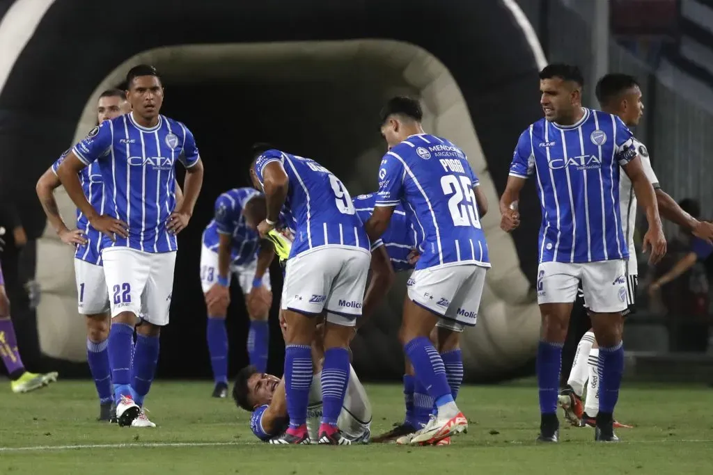 Galdames yace tendido en el piso tras el final del partido (Photosport)