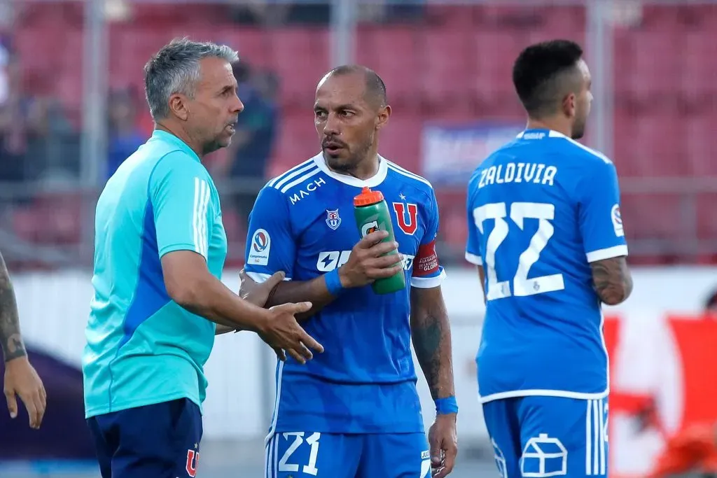 Álvarez bromea con el alcance de nombres de Marcelo Díaz con el periodista de TNT Sports. Foto: Jonnathan Oyarzun/Photosport