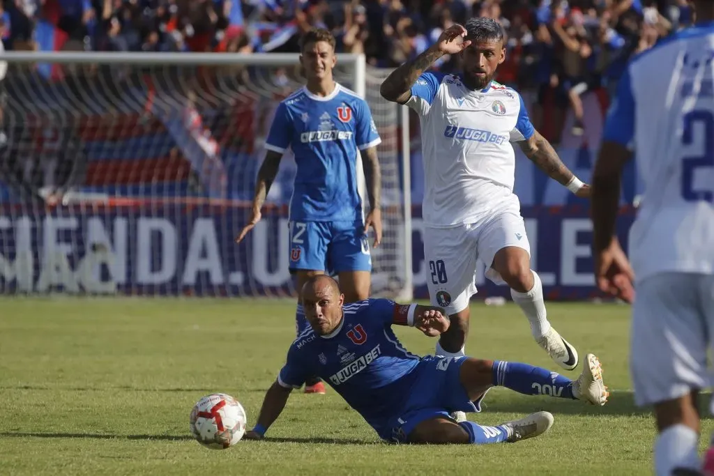 Marcelo Díaz es protagonista en la zona de volantes de la U. Foto: Jonnathan Oyarzun/Photosport