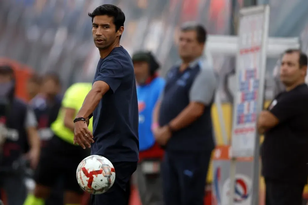Nicolás Núñez no quiere que se le pase la pelota contra Palestino. Foto: Andres Pina/Photosport