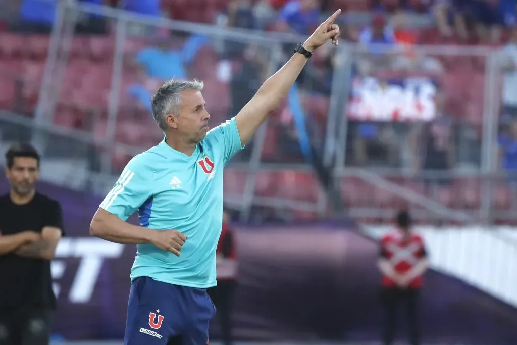 El entrenador de los azules llegó con un mensaje que toma fuerza en la interna de la U. Foto: Jonnathan Oyarzun/Photosport