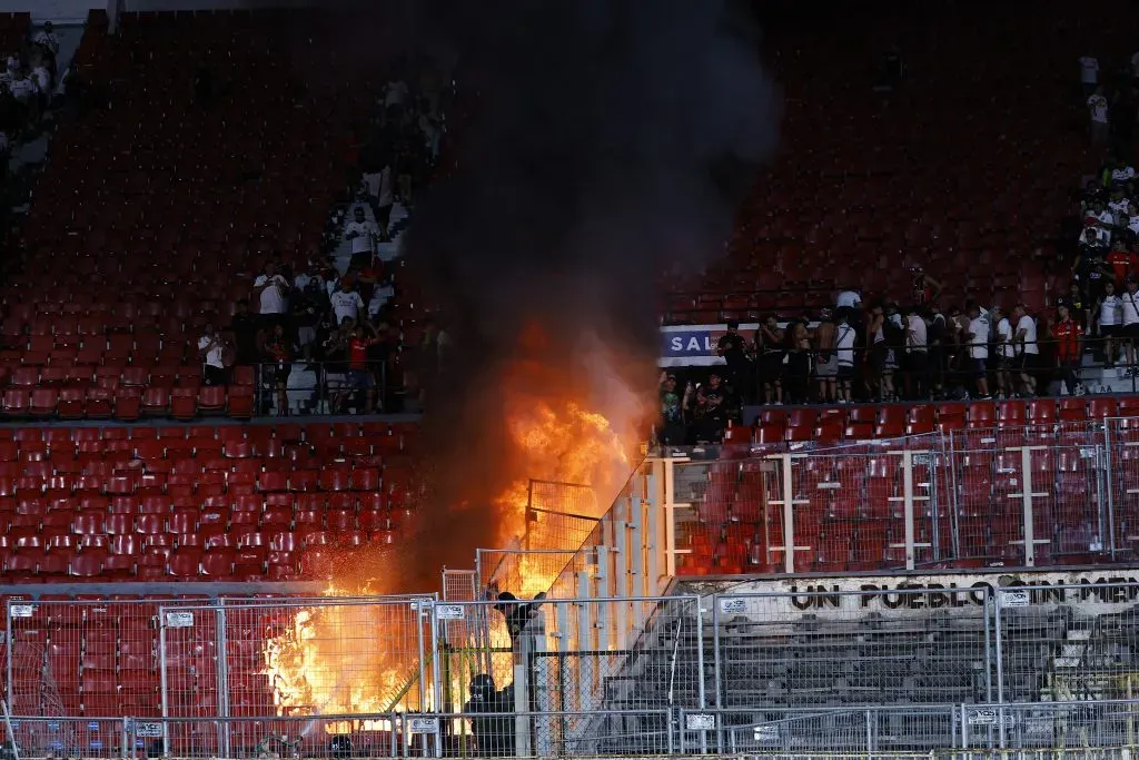 Lamentable postal protagonizada por hinchas de Colo Colo en la Supercopa.