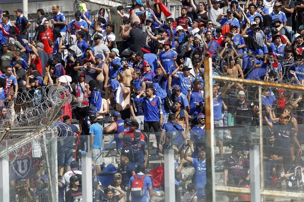 Los hinchas de la U en el sector Magallanes del Monumental. Foto: Javier Salvo/Photosport