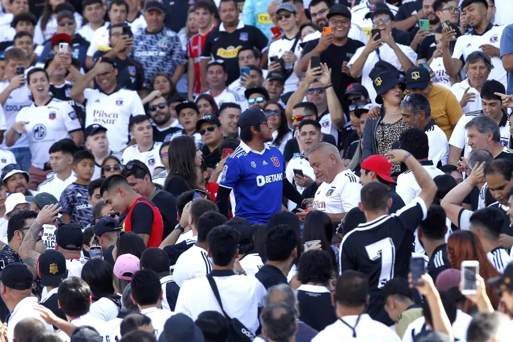 Un solitario hincha azul, que luego fue sacado de ese lugar en el último Superclásico. Foto: Javier Salvo/Photosport