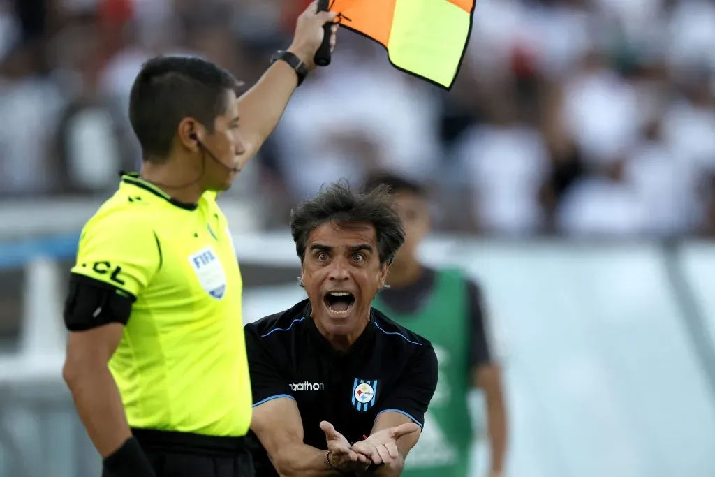 Javier Sanguinetti protesta una decisión en el duelo de Colo Colo y Huachipato. (Andrés Piña/Photosport).