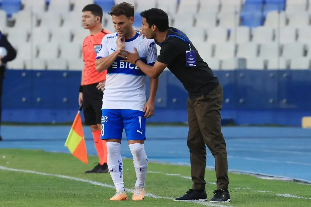 Nicolás Núñezle da indicaciones a Lucas Menossi en el duelo que la UC cayó ante Coquimbo Unido en la Sudamericana. (Eduardo Fortes/Photosport).