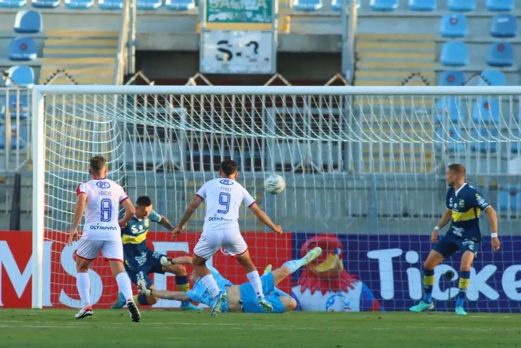 La increíble jugada salvada en la línea por Ataburuaga | Photosport