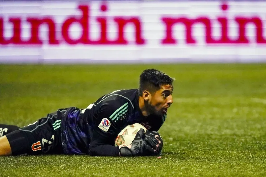 Gabriel Castellón ha sido titular los dos primeros partidos de la U. Foto: Alex Fuentes/Photosport