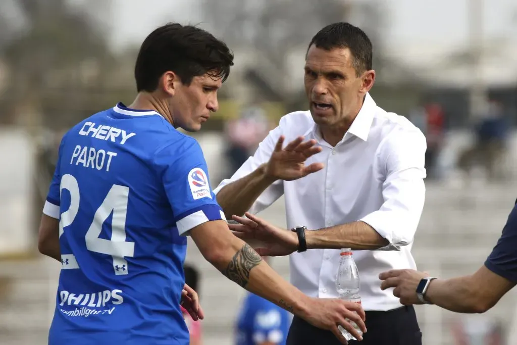 Gustavo Poyet fue el primer entrenador en no poder terminar el año en Universidad Católica. | Foto: Photosport.