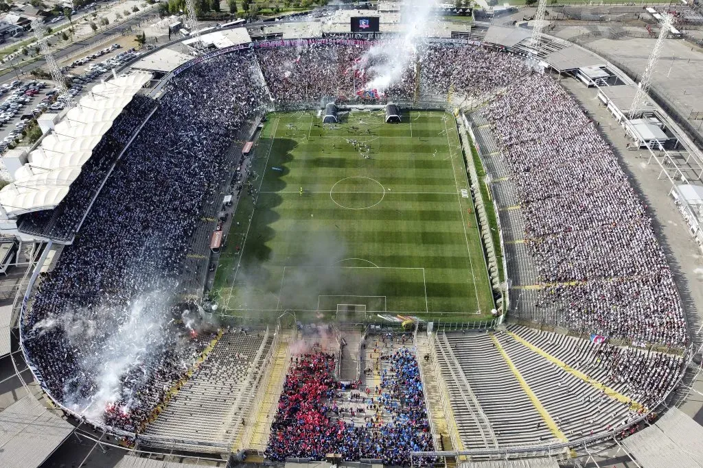 El Superclásico se juega en el Estadio Monumental. Imagen: Photosport.