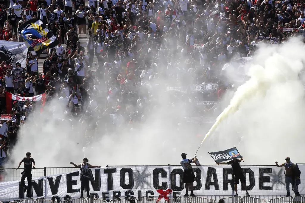 Hinchas de Colo Colo en el Arengazo. Jonnathan Oyarzun/Photosport