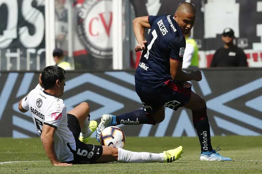El ataque de Leandro Benegas interceptado por Julio Barroso en el Superclásico del 2019 | Photosport
