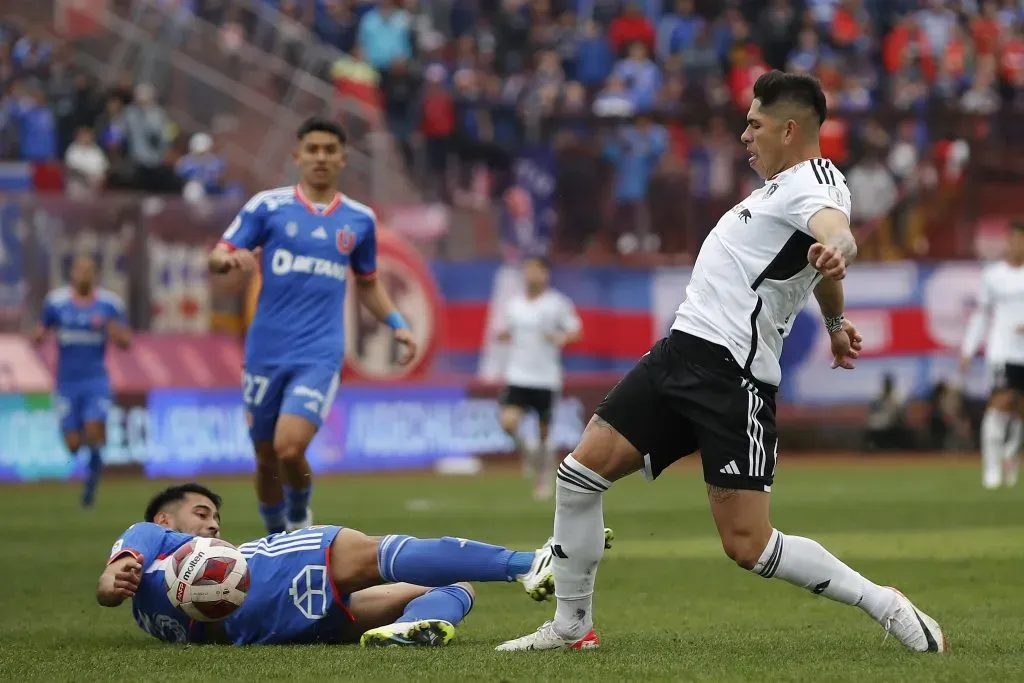 Emmanuel Ojeda y la fuerte marca contra Carlos Palacios. Foto: Felipe Zanca/Photosport