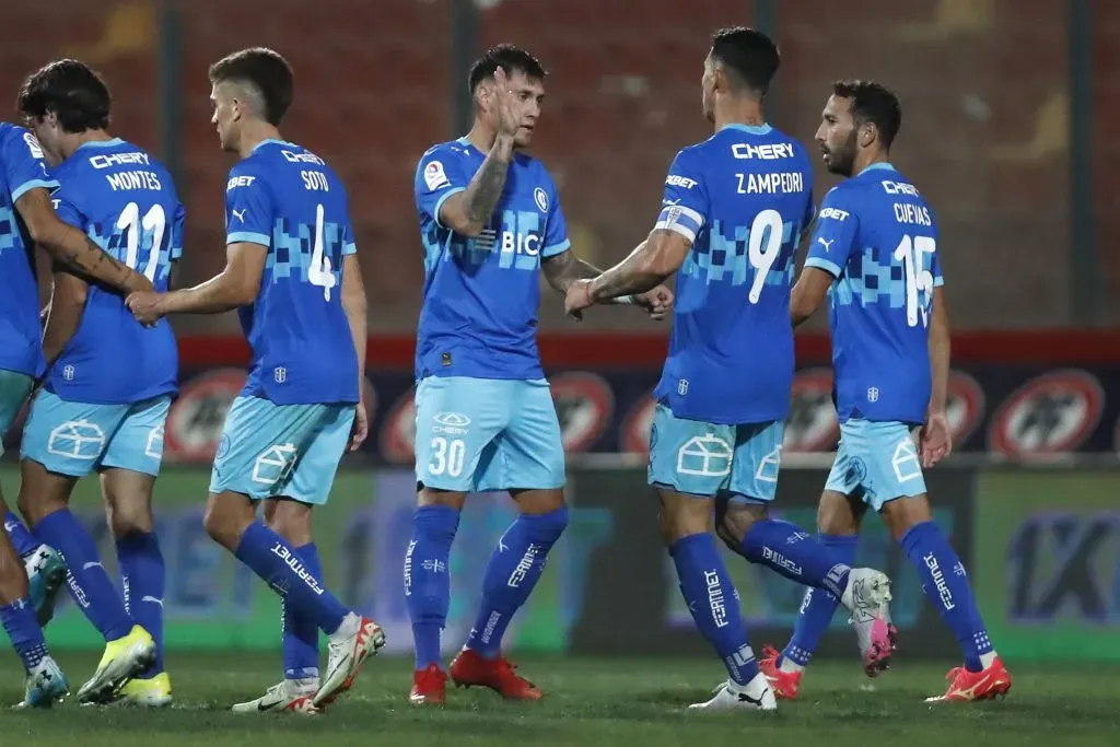 Los compañeros celebran el tanto de Nicolás Castillo. Foto: Jonnathan Oyarzun/Photosport