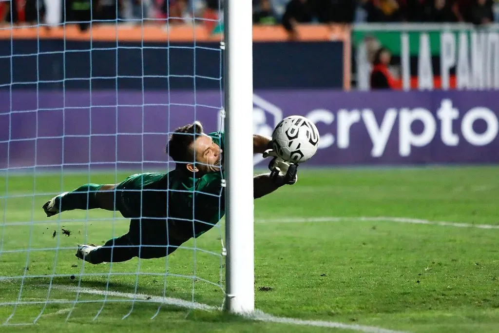 Rigamonti se luce atajando el penal de Blasi (Photosport)