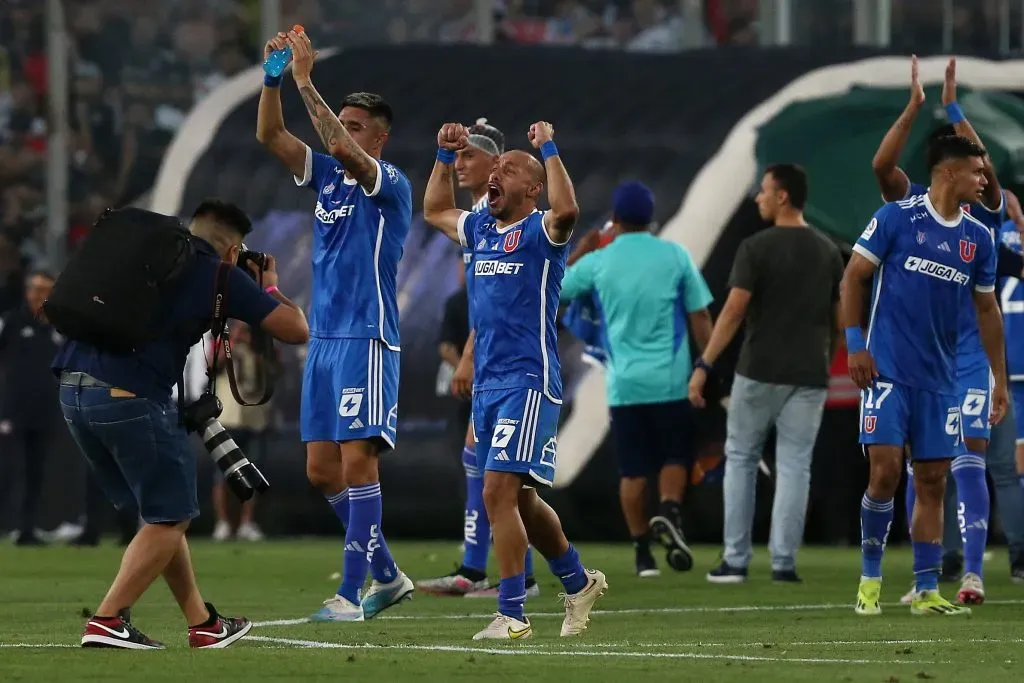 Marcelo Díaz inicia los festejos en el Monumental. Foto: Javier Salvo/Photosport