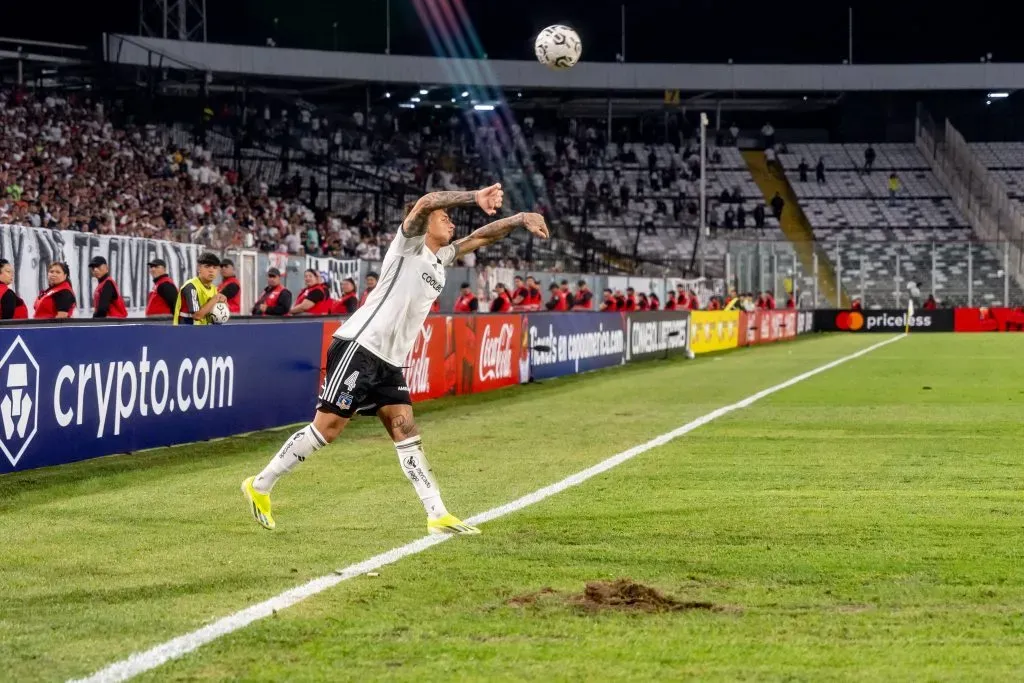 Alan Saldivia saca un lateral con la cancha visiblemente desgastada por el costado derecho del ataque albo. (Foto: Guille Salazar | RedGol).