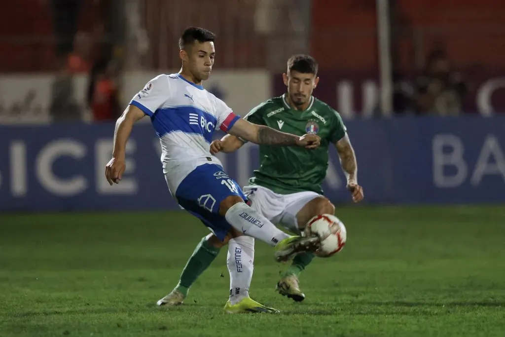 Alexander Aravena es uno de los jugadores que se salva de las críticas en la UC. Foto: Photosport.
