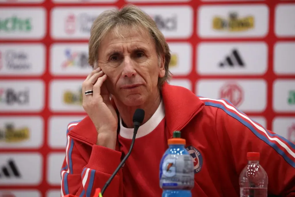 Ricardo Gareca con el buzo de la Roja. Photosport