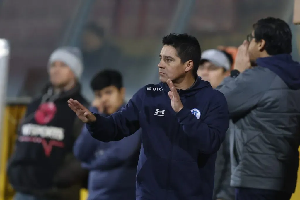 Rodrigo Valenzuela seguirá como el técnico interino de la UC tras el portado de Gabriel Milito. Foto: Photosport.