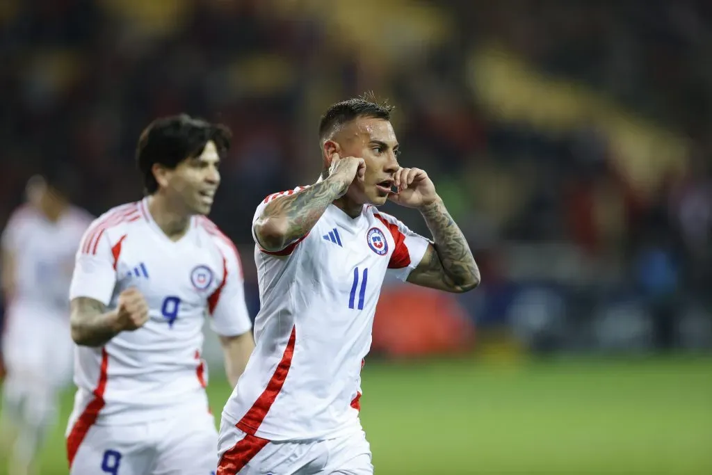 Edu Vargas celebra su gol