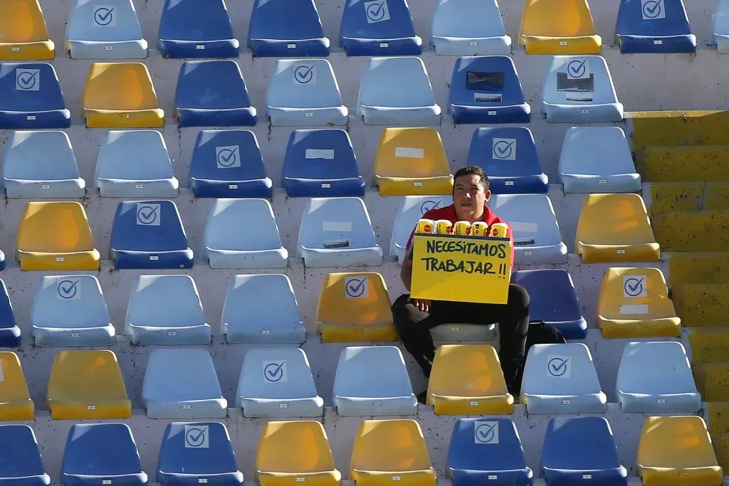 Un vendedor de bebidas exige su derecho para trabajar. Foto: Sebatian Cisternas/Photosport