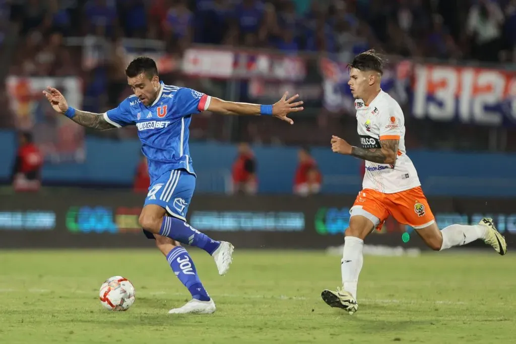 Matías Zaldivia en acción durante el 2-2 entre la U y Cobresal.  (Dragomir Yankovic/Photosport).