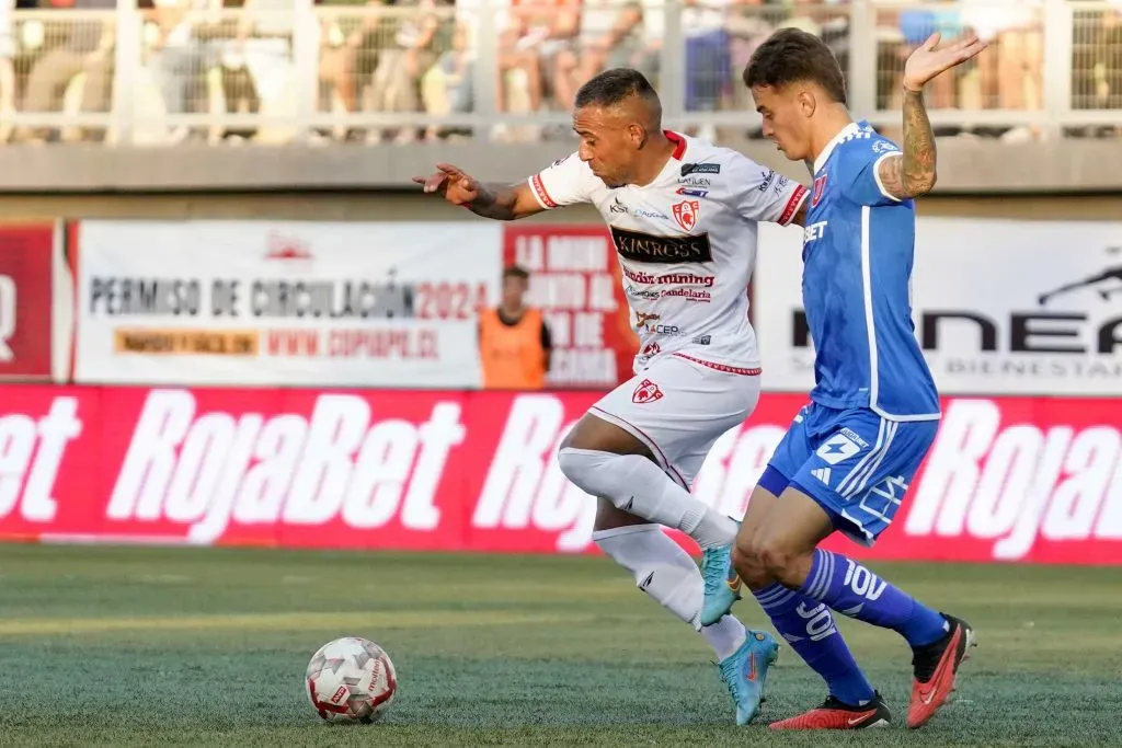 Jorge Luna en acción ante Universidad de Chile: aguanta la marca de Franco Calderón. (Alex Fuentes/Photosport).