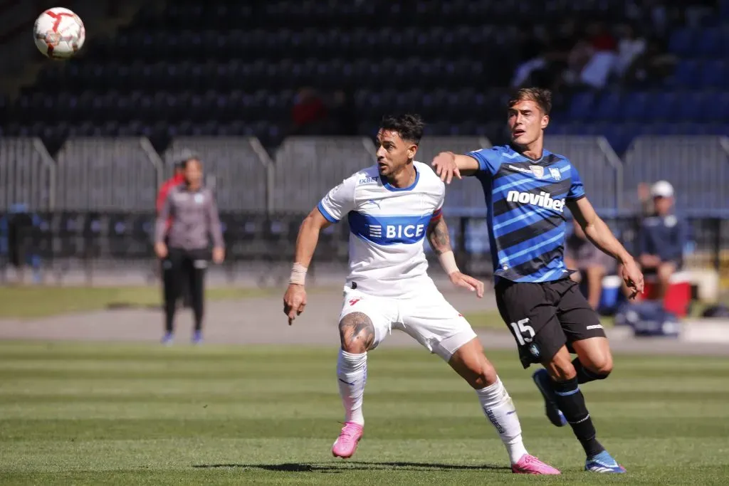 Santiago Silva intenta marcar a Fernando Zampedri en el 0-0 de Huachipato ante la UC. (Marco Vásquez/Photosport).