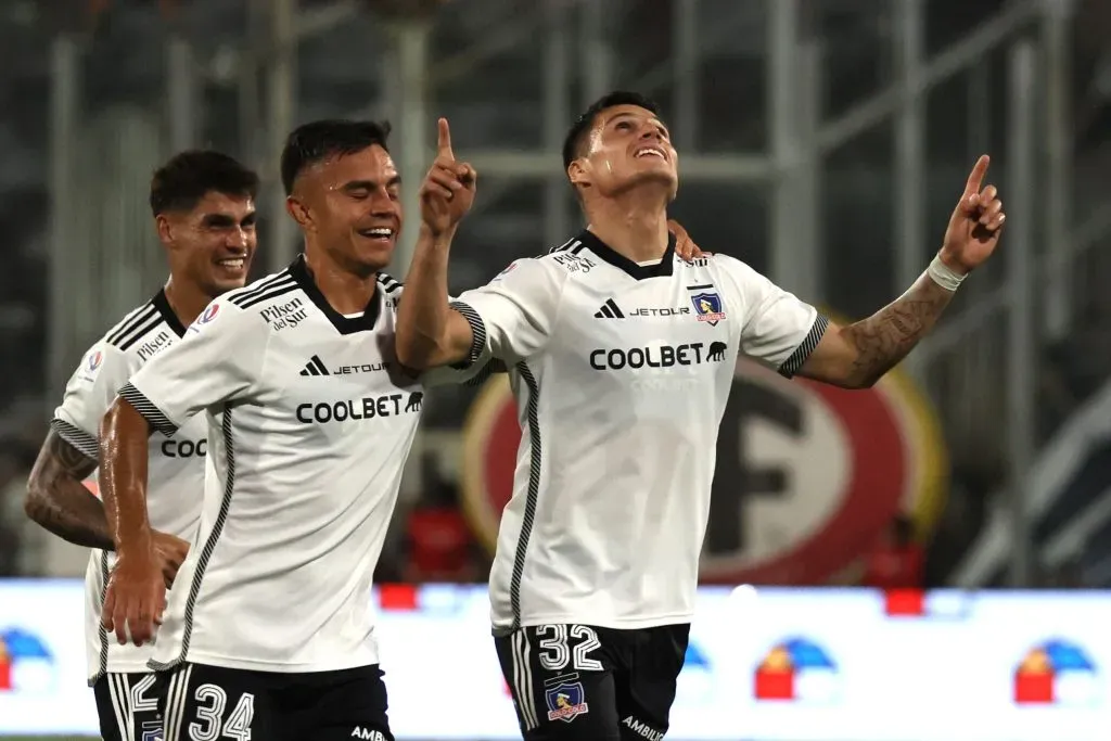 Lucas Cepeda celebra el gol a Everton, el que según Johnny Herrera no debió valer