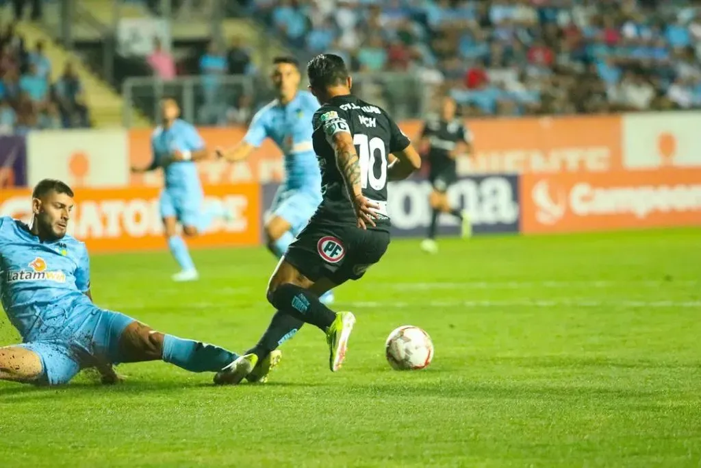 Edson Puch hizo una maniobra de mucha calidad ante la marca de Mosevich. (Foto: Carolina Reyes | Deportes Iquique).